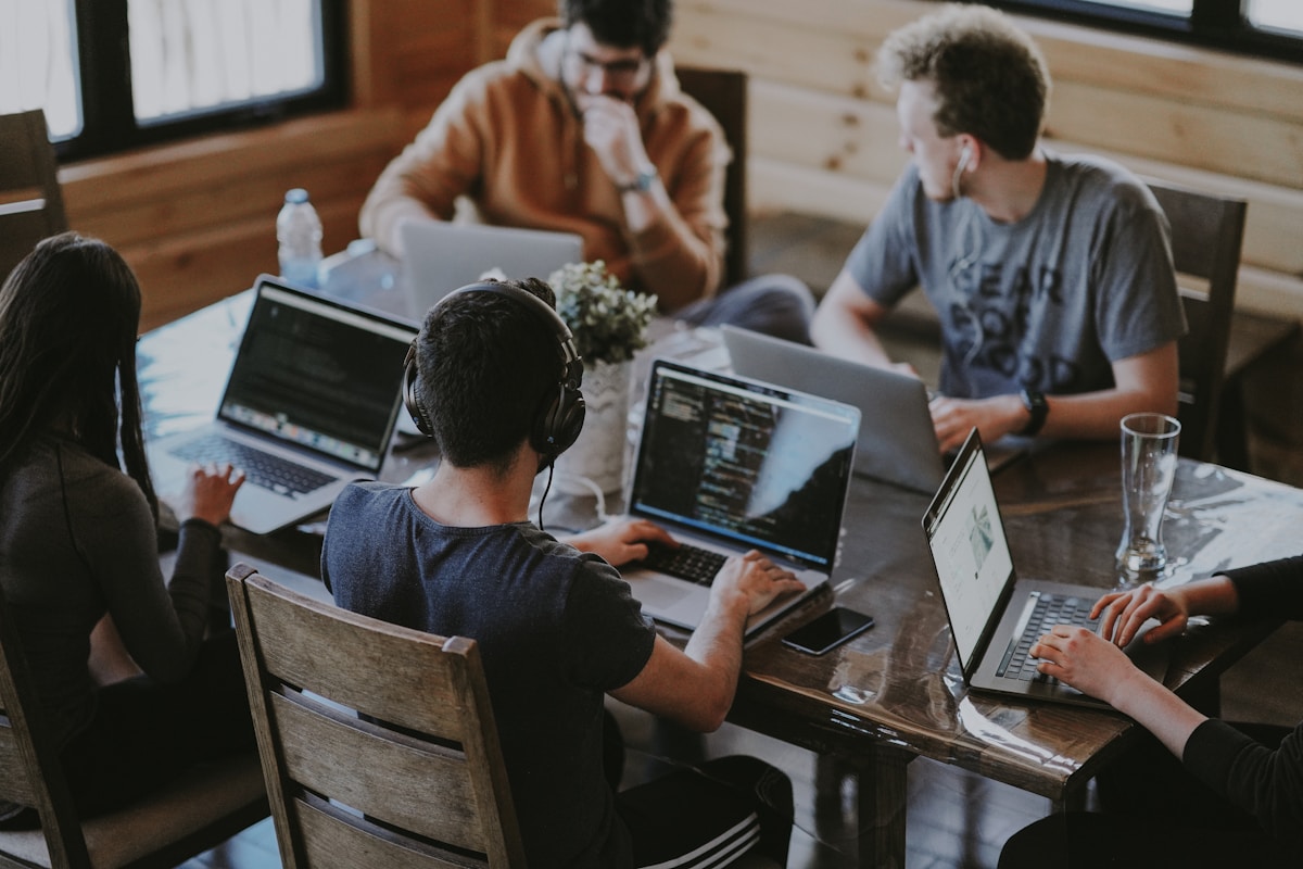 Équipe de collaborateurs autour d'une table, travail collectif