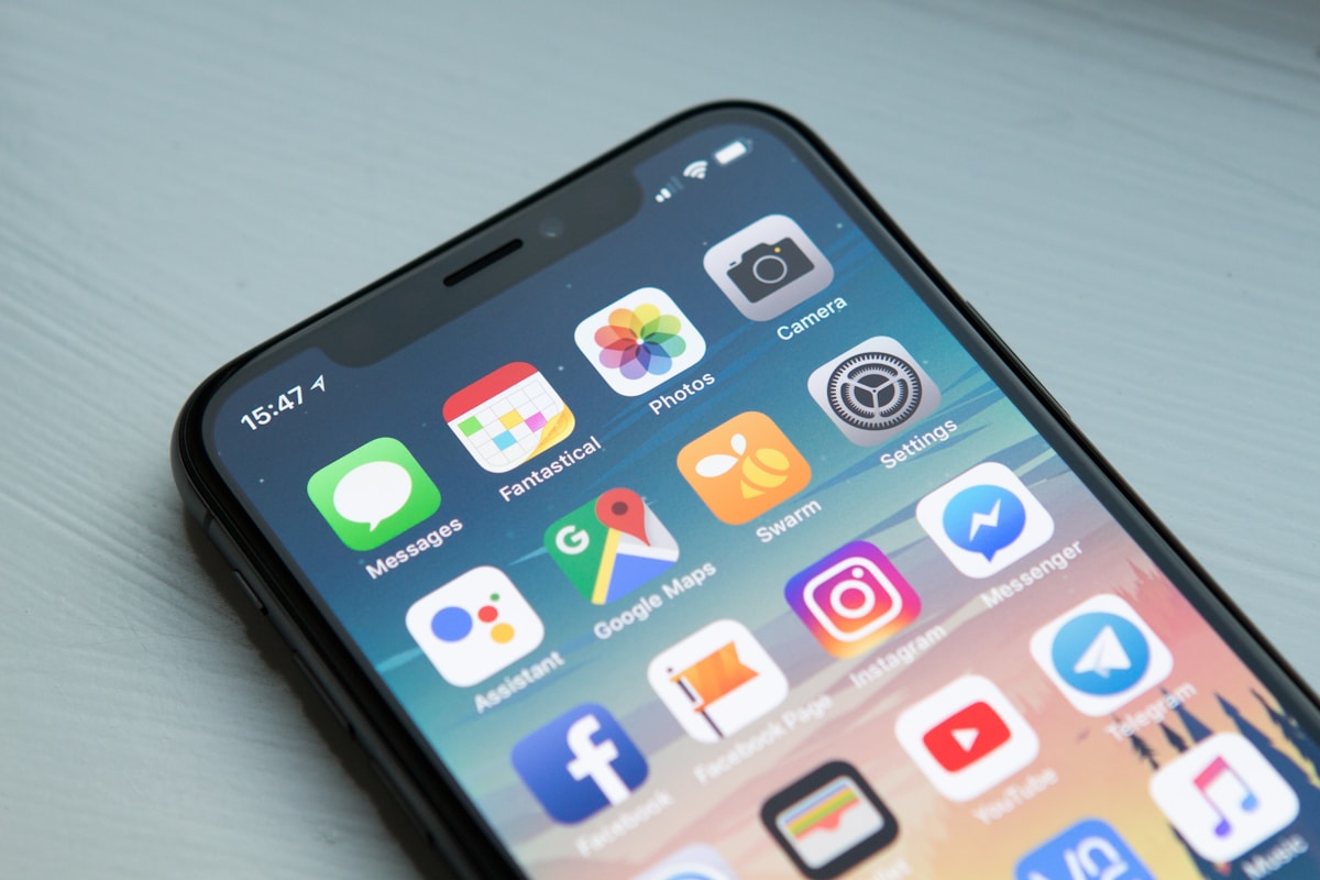 Smartphone sur un bureau avec ordinateur portable, accès aux services en ligne