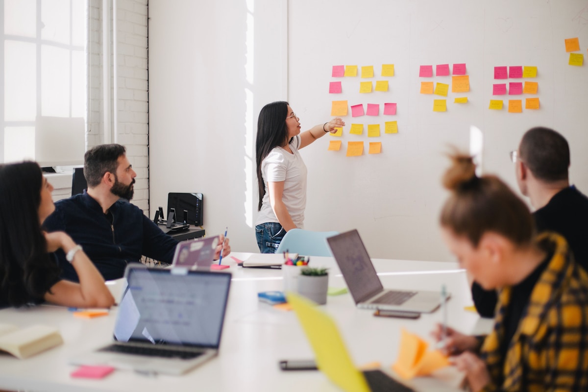 Conseiller présentant un document à des clients autour d'une table